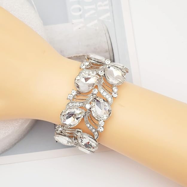 ONE: Premium Gorgeous Jewelry This Stunning bangle bracelet adorned with selected Austrian Crystal