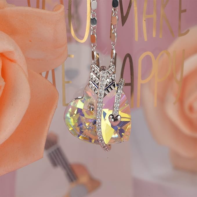ONE :💎Elegant Heart Pendant Necklace was made of blue crystal, which sparkles all the time