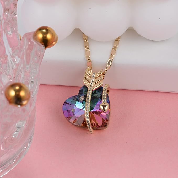 ONE :💎Elegant Gold Green Heart Pendant Necklace was made of blue crystal, which sparkles all the time