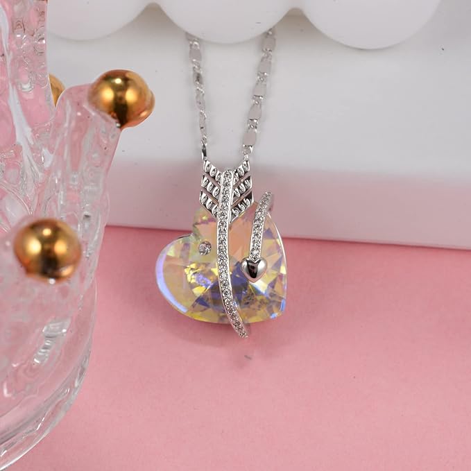 ONE :💎Elegant Heart Pendant Necklace was made of blue crystal, which sparkles all the time