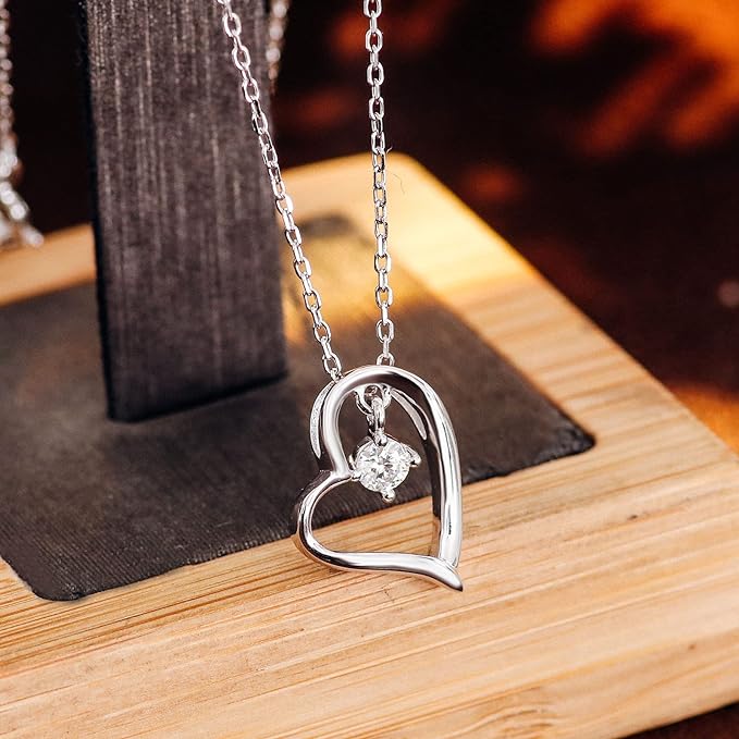 ONE :💎Pendant Heart pendant Necklace💎MOISSANITE DIAMOND 18k WHITE GOLD PLATED OVER 925 STERLNG SILVER  3.5mm/0.2ct